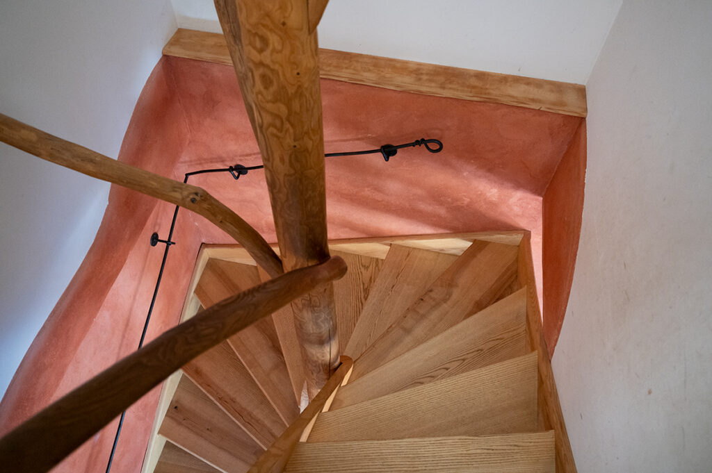 Escalier en bois de la Maison Commune