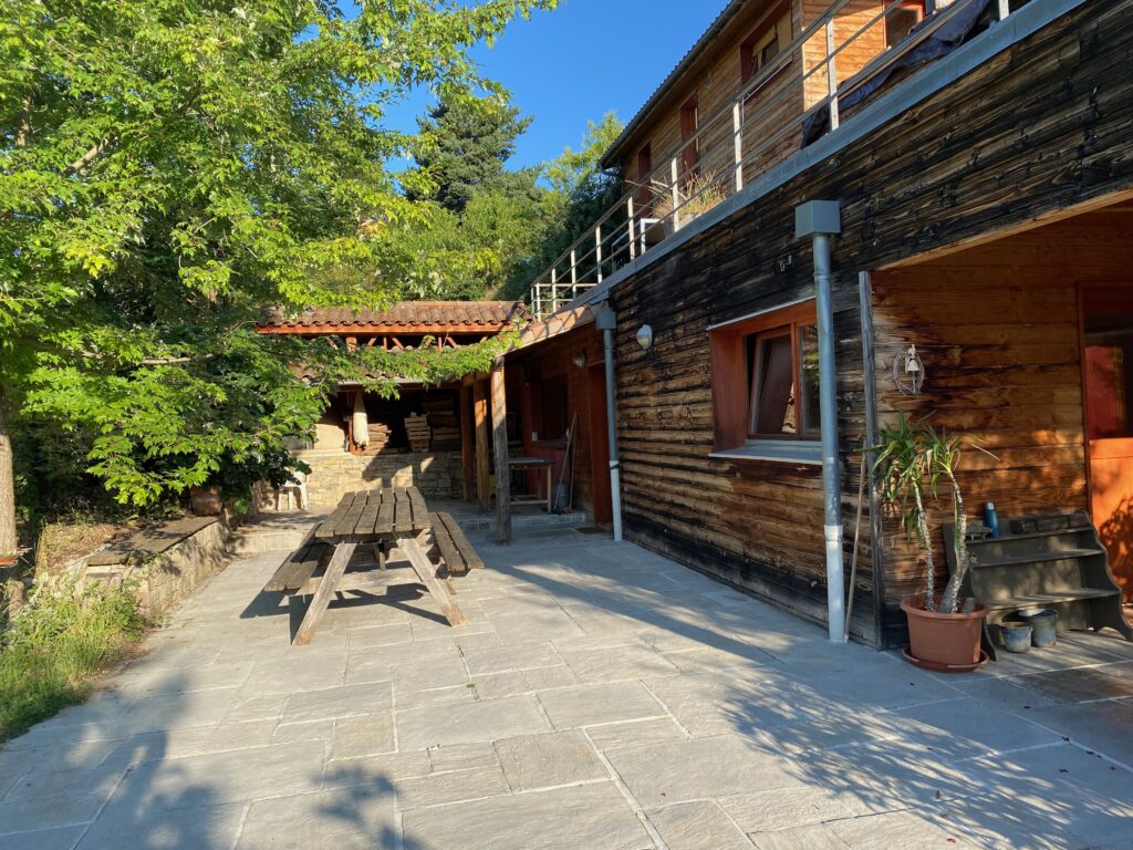 La terrasse commune et ses tables de pique-nique