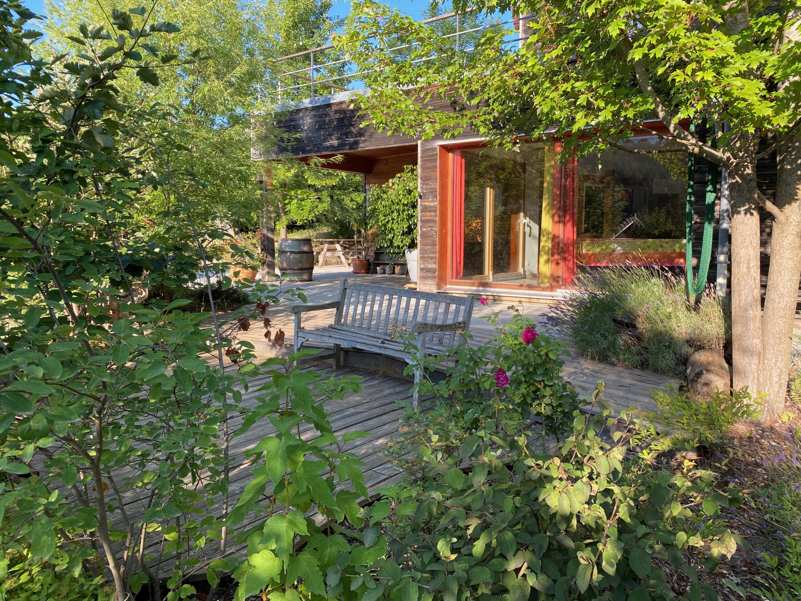 Le jardin de la Maison Commune d'Habiterre au printemps